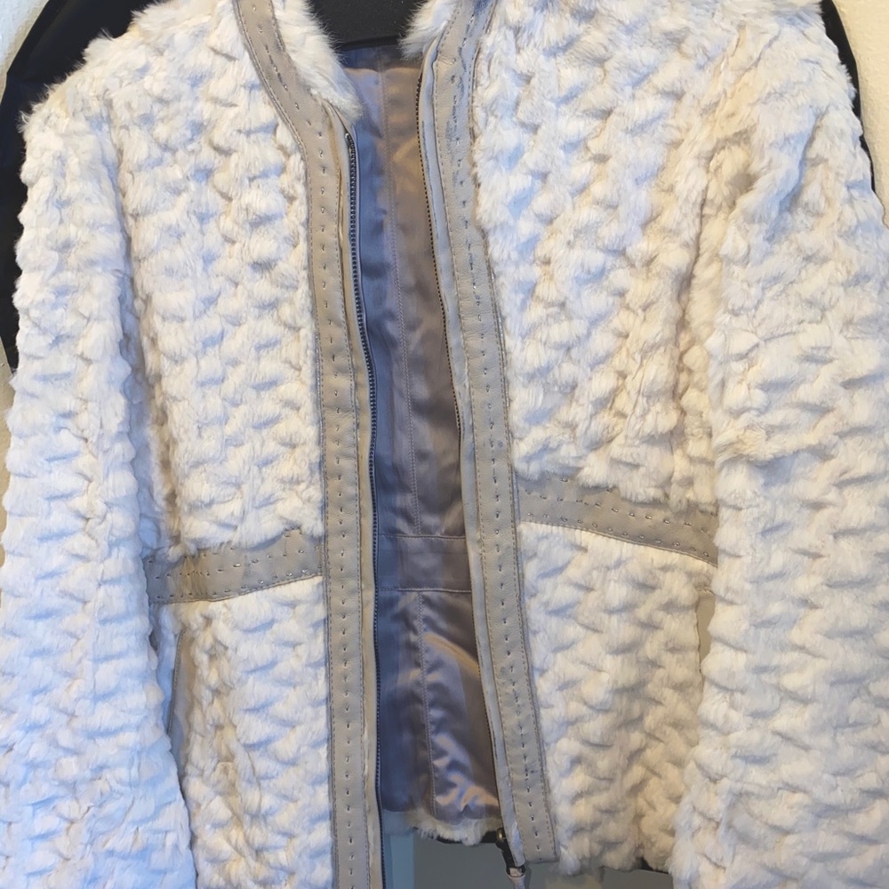 Reversible rabbit fur with leather trimming